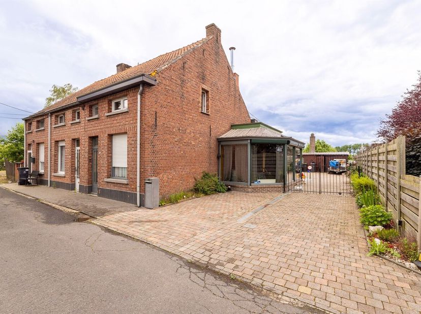 Te moderniseren halfopen Bebouwing met werkplaats en ruime tuin in Koningshooikt.<br />
De woning is rustig gelegen in een kindvriendelijke straat in