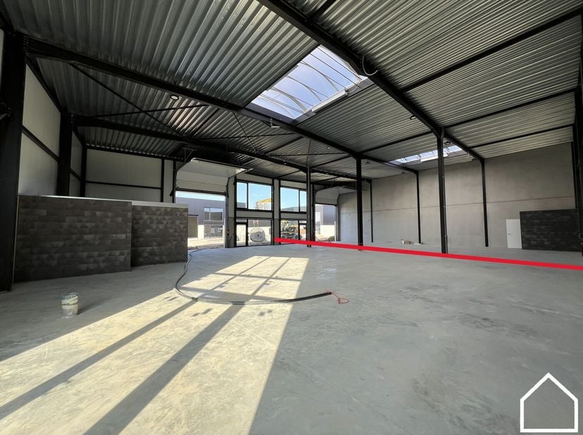 Moderne KMO-unit met uitstekende bereikbaarheid en een totale oppervlakte van 266m².<br />
<br />
Op slechts 10 minuten rijden van Ieper bevindt zich