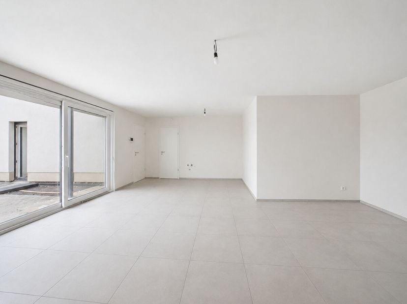 ERA B-LUX stelt u met plezier dit moderne appartement van 110 m² met twee slaapkamers voor, ideaal gelegen in het centrum van Bastenaken. Het appartem