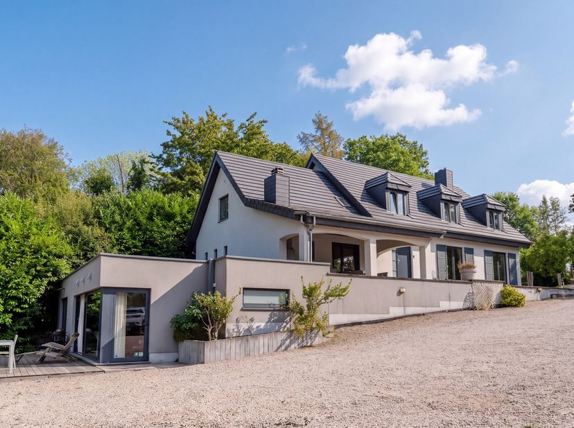 Aan de rand van het Warfaazmeer, in het hart van een typisch dorp in de regio Spa, heeft dit karaktervolle eigendom een oppervlakte van ± 187 m² volge