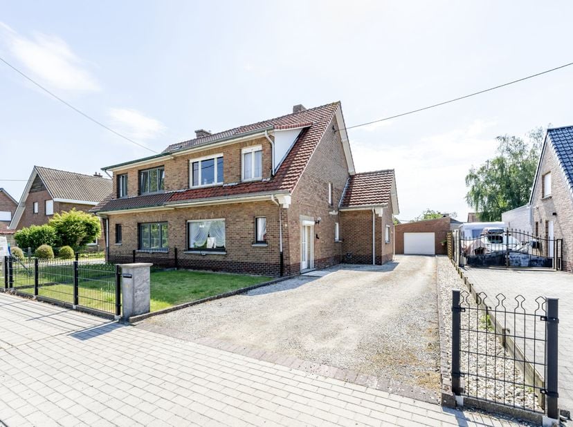 Op zoek naar een woning die je naar eigen smaak kan opfrissen en moderniseren? Dan is deze halfopen bebouwing in het rustige Outrijve zeker een bezoek