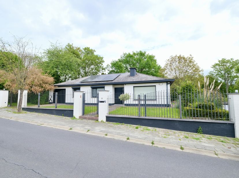 GRIMBERGEN - REF : 7695730 - Gelegen in een rustige en residentiële wijk bieden wij u deze prachtige vrijstaande gelijkvloerse villa aan met garage en