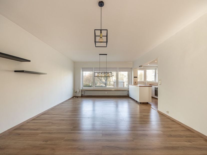 Modern wonen op een strategische locatie. Dit lichtrijke appartement ligt in een verzorgd gebouw, op een strategische locatie vlak bij invalswegen, sc