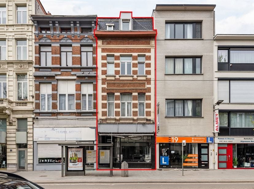 Situation : Cet immeuble commercial est à vendre dans la Brederodestraat et jouit d'une situation très centrale avec beaucoup de passage et avec des m