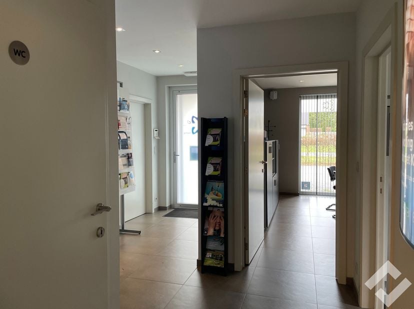 Energiezuinig en gemeubileerd kantoor te huur op commerciële ligging in Geel. Het kantoor bevindt zich op de drukke verbindingsweg Molseweg die met de