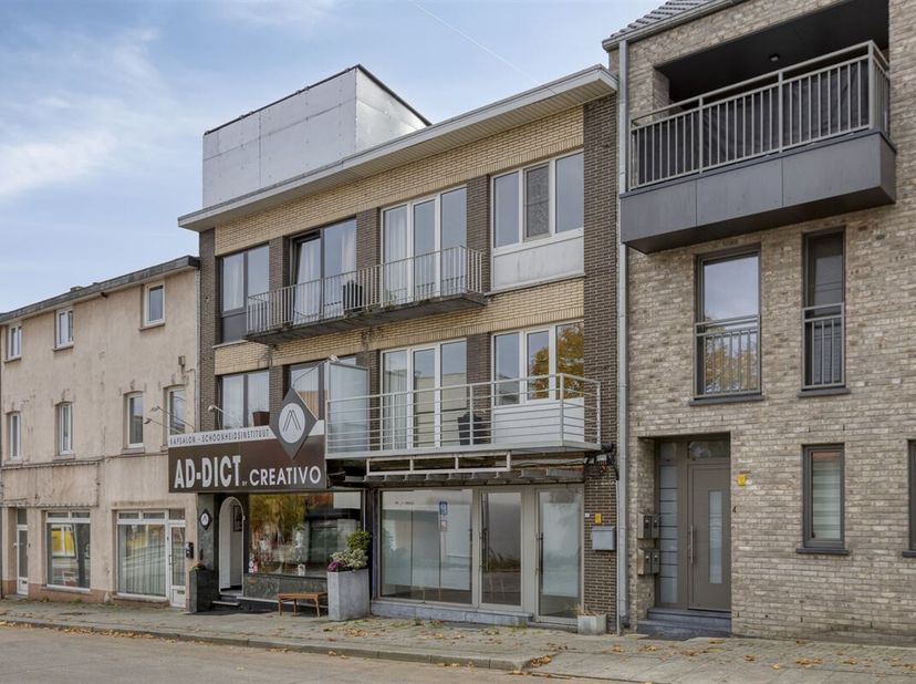 TE KOOP: Duplex-appartement (3slpks) met kantoorruimte of handelsruimte op topligging in Genk!<br />
In de Hoefstadstraat te Genk bevindt zich dit vee
