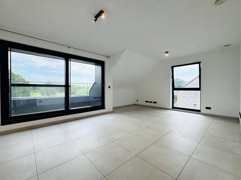 Dit appartement is gelegen in de dorpskern van Sinaai op de tweede verdieping. U beschikt over een terras en een carport met privatieve  berging.<br /