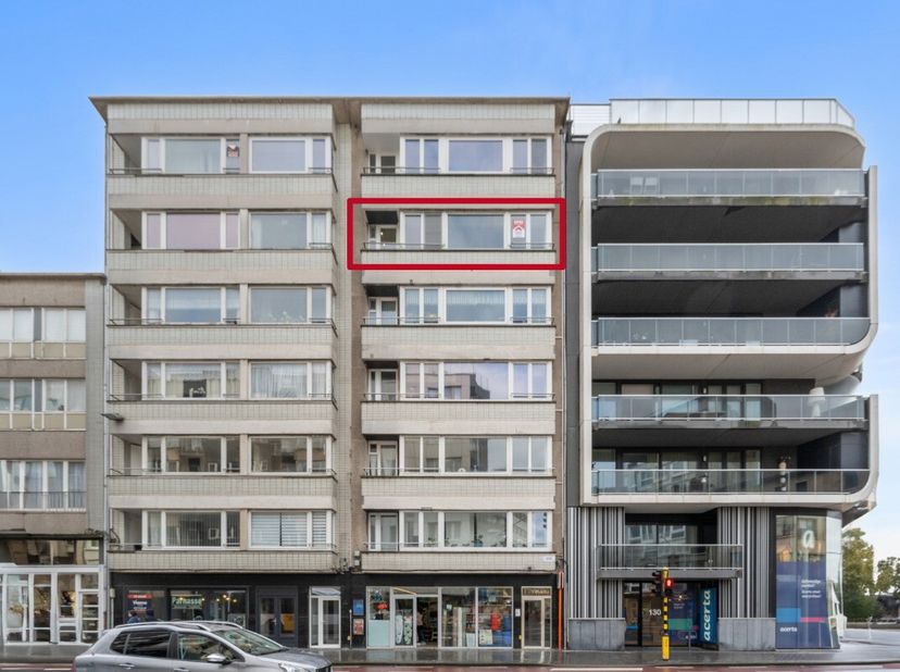 Dit ruime, gesloten appartement is gelegen aan de Alfons Pieterslaan in Oostende, op wandelafstand van het centrum en in de nabijheid van park, zieken