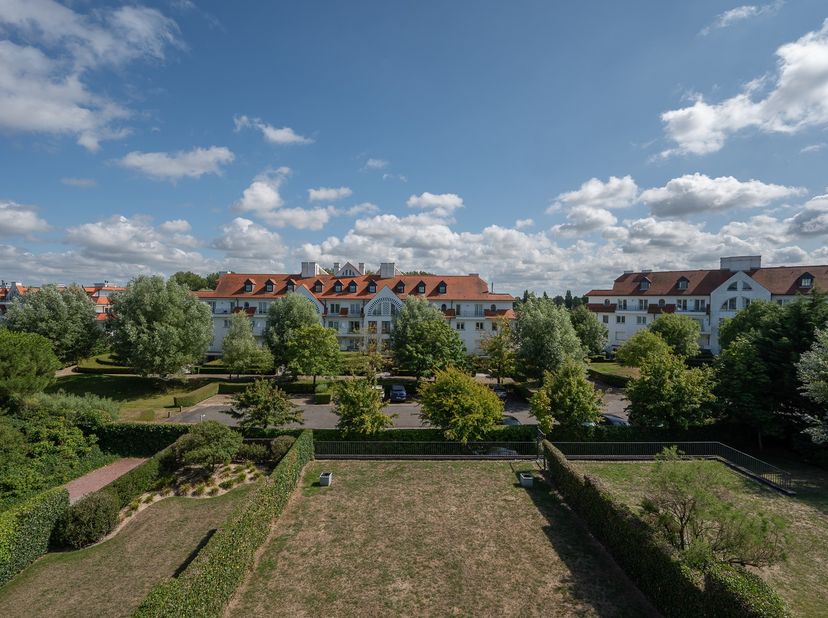 Prachtige hoekappartement van ca. 130 m², gelegen in een exclusieve villaresidentie in het hart van het Zoute, op wandelafstand van het strand, de zee