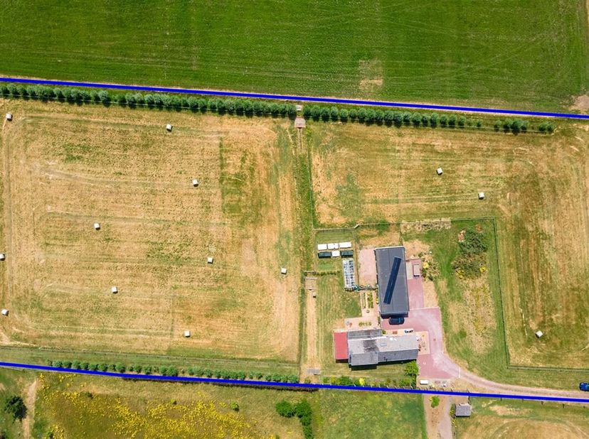 Landelijk vergunde eengezinswoning met hobbystal op een riant perceel van ca. 1,49 ha te Duffel<br />
Idyllisch en rustig gelegen te Duffel bevindt zi