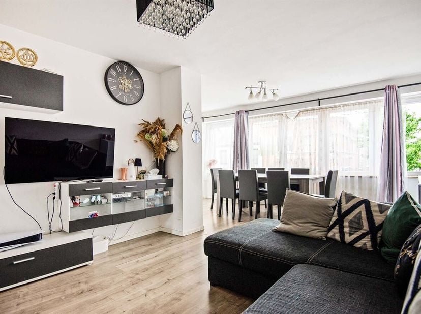 Dit appartement is gelegen op de eerste verdieping van een kleischalig gebouw zonder lift op de Jozef Reusenslei te Borsbeek. Het bevindt zich op een