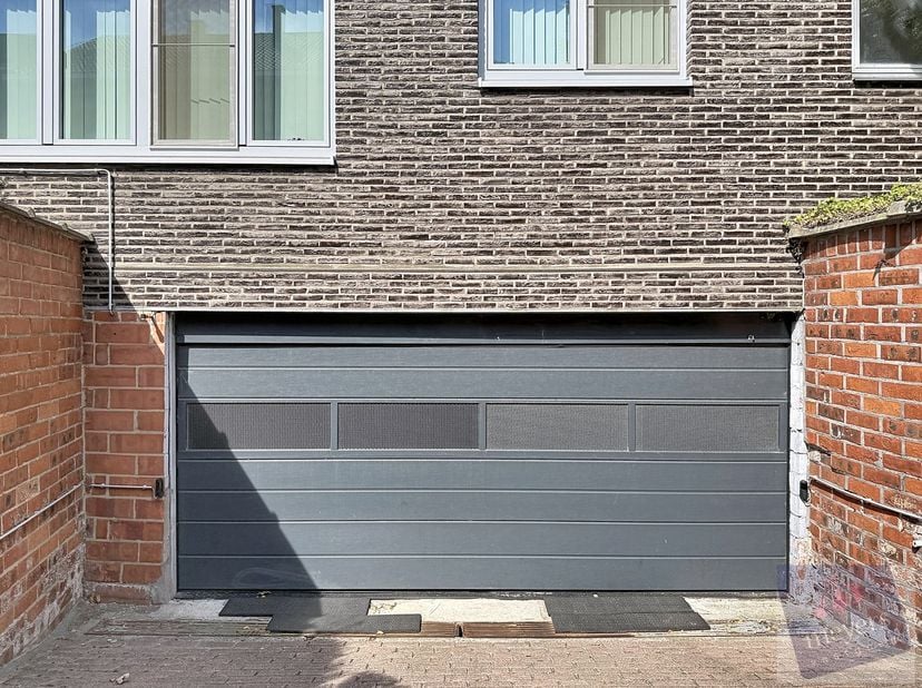 Bent u op zoek naar een veilige parkeer- of opslagplaats op een vlot bereikbare locatie? Dan zijn deze twee ondergrondse garageboxen, gelegen aan de V