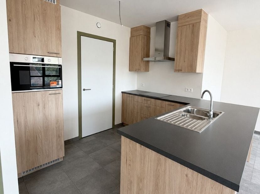 Mooi nieuwbouwappartement met 3 slaapkamers te huur in Lommel:Dit moderne nieuwbouwappartement is ideaal gelegen in een rustige omgeving, op wandelafs