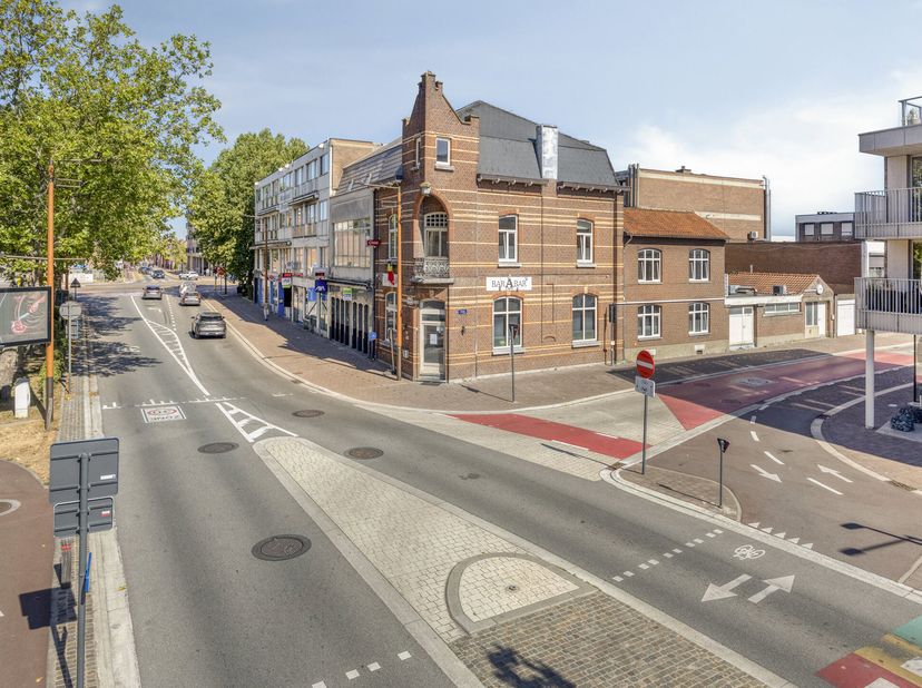 Karaktervol handelspand met ruim appartement op toplocatie in Maasmechelen.<br />
Tegenover het gemeentehuis en op een uiterst zichtbare locatie bevin