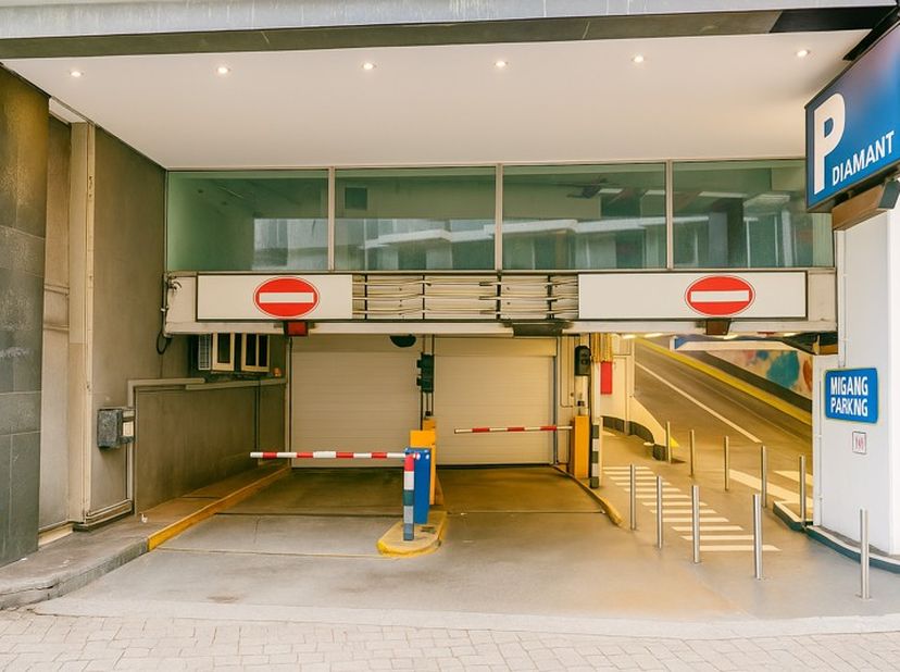 Unieke investeringskans! In de prestigieuze Empire Building, gelegen aan de Appelmansstraat 25 in hartje Antwerpen, bieden wij 9 ondergrondse autostaa