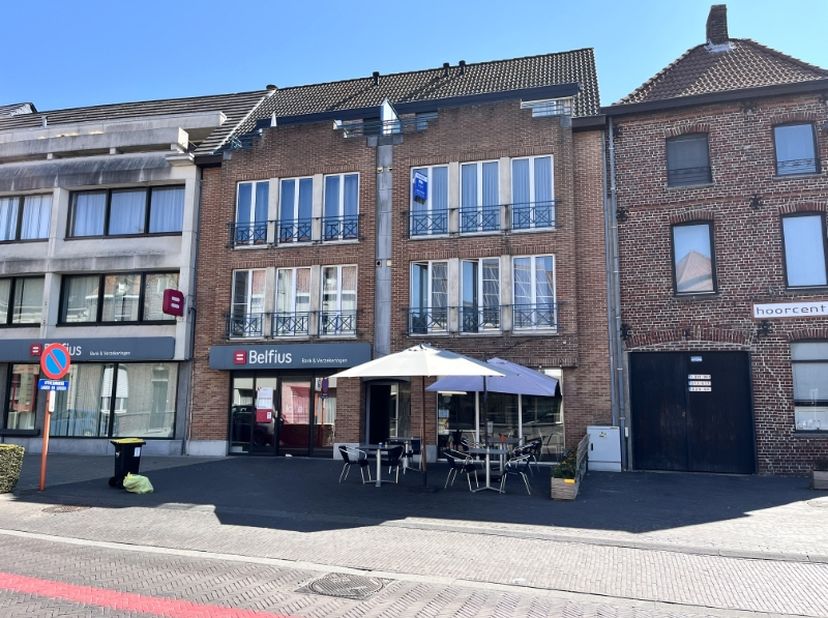 Huurprijs 640€ + 60€/syndic per maand. Onmiddellijk beschikbaar.<br />
Op zoek naar een lichtrijk en comfortabel appartement op een toplocatie? Dit in
