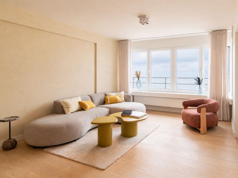 Appartement deux chambres entièrement rénové de 89 m² au premier étage avec une magnifique vue sur la mer et un score EPC favorable de catégorie B.<br