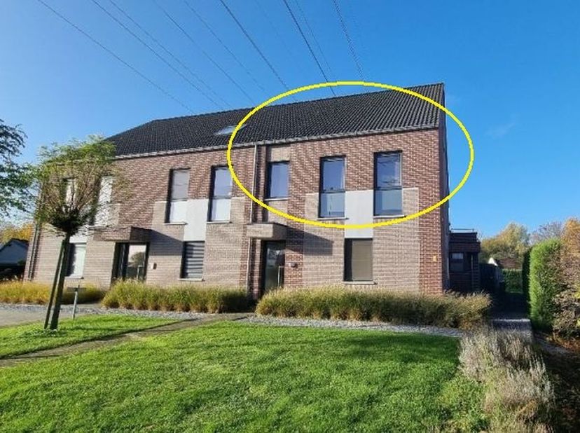 TE HUUR: MODERN DUPLEX APPARTEMENT MET 2 SLAAPKAMERS, ZONNIG TERRAS EN 2 AUTOSTAANPLAATSEN.<br />
<br />
Op een gunstige en vlot bereikbare locatie in