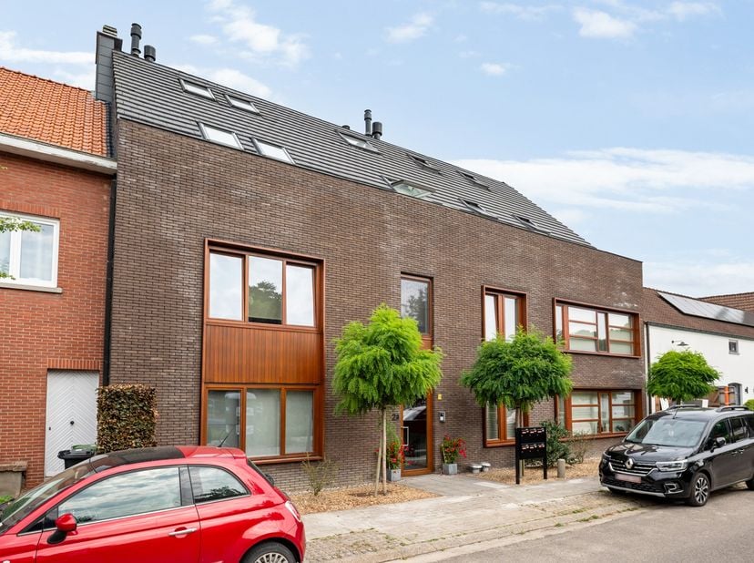 Instapklaar gelijkvloers appartement met terras, 2 slaapkamers met ensuite badkamers en bureau.<br />
<br />
Ontdek dit uitzonderlijk gelijkvloers app