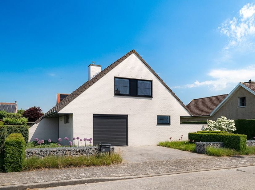 Alleenstaande villa op een mooie en rustige locatie in de fel begeerde villawijk ter hoogte van de Charls te Knokke. De villa omvat drie volwaardige s