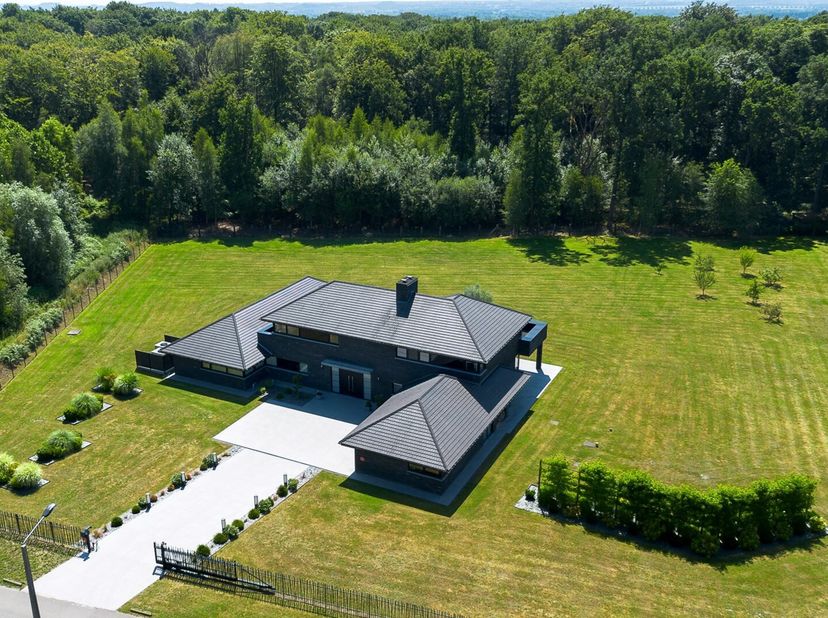 Deze uitzonderlijke villa ligt in een zeer gewilde wijk van Ville-Pommeroeul en combineert luxe en comfort dankzij zijn hoogwaardige voorzieningen en