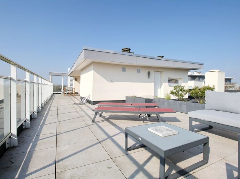 Uitzonderlijk architectuurpenthouse duplex (5e en 6e verdieping) van 180m2 met 90m² terrassen, bijna 360° uitzicht over heel Brussel, 4 slaapkamers. I