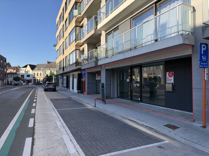 Bien professionnel à vendre à Brugsesteenweg 13 - 17,
                    8800 Roeselare