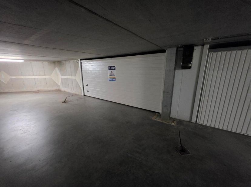 Bent u op zoek naar een veilige en makkelijk bereikbare plek voor uw wagen(s) en ev. extra bergruimte?  Dan is deze afgesloten garagebox op niveau -2