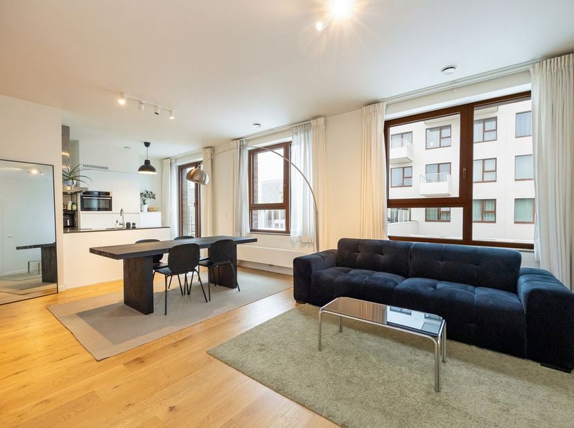 Zonnig en comfortabel appartement gelegen op het Eilandje. <br />
Entree met gastentoilet leidt naar een ruime woonkamer. De open keuken voorzien van