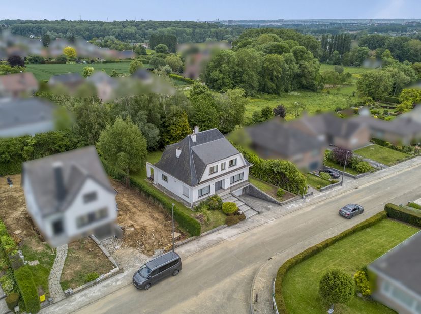 Bent u op zoek naar de perfecte balans tussen rust van een groene omgeving en de bruisende nabijheid van de stad? Deze schitterende, vrijstaande villa