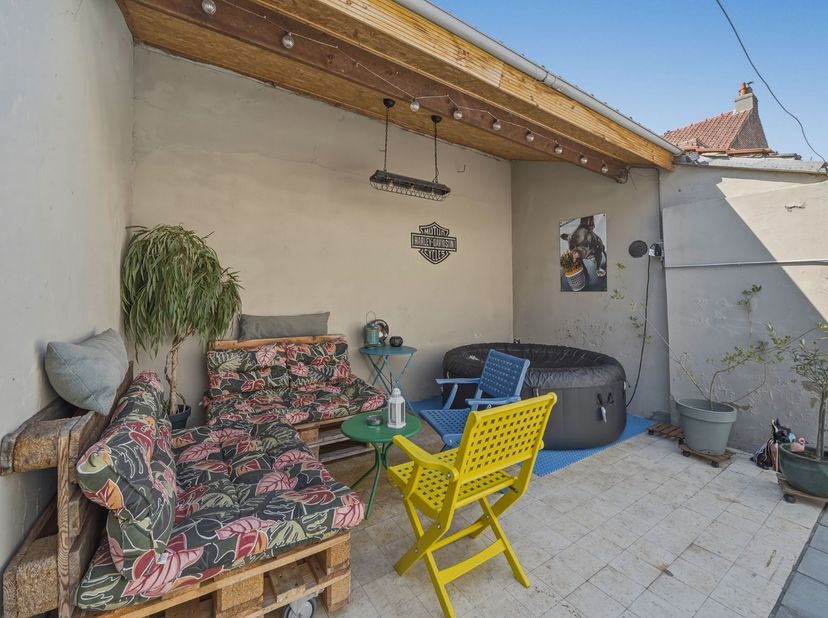 Deze verzorgde bel-étagewoning in Bredene combineert ruimte, comfort en een praktische indeling op een uitstekende locatie. Met een bruikbare vloeropp