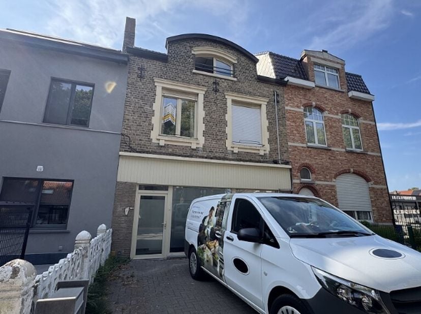 Comfortabele woning te huur in Koolkerke Brugge.  **  + Zeer goede mobiscore  8,9 op 10!  **    **  Omvat een Praktijkruimte, toilet, berging, Woonkam
