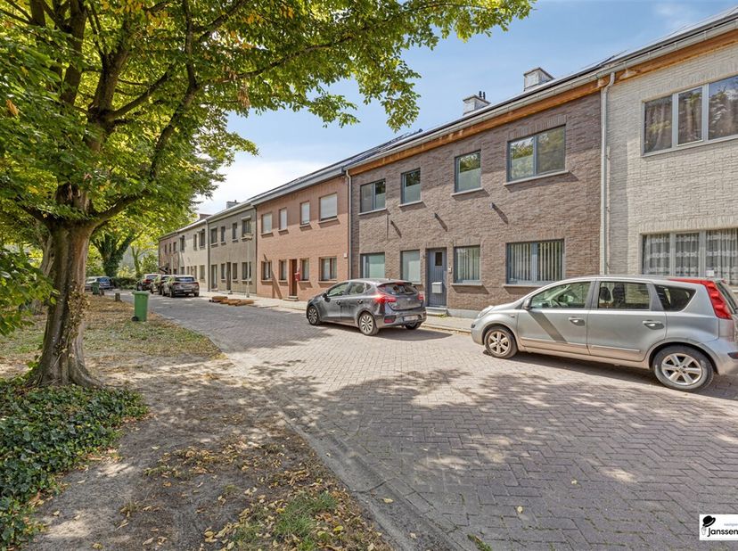 Verken deze charmante woning in het hart van Wilrijk, een perfecte combinatie van comfort en stijl. Met een bewoonbare oppervlakte van 172m² op een pe