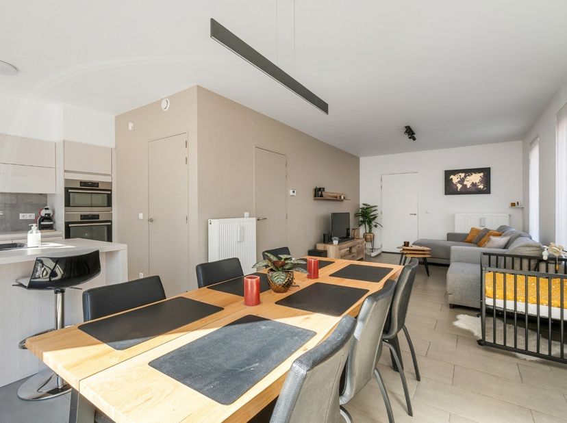 - Maison jumelée prête à emménager<br />
- Emplacement calme au centre de Dadizele: Kapelleveld 74A<br />
- Espace de vie lumineux avec vue sur le jar