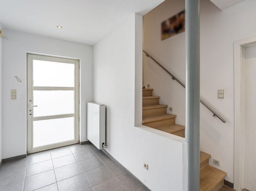Mooie en lichtrijke gezinswoning, centraal gelegen te Sint-Lambrechts-Herk en op fietsafstand van het centrum van Hasselt! De woning situeert zich op