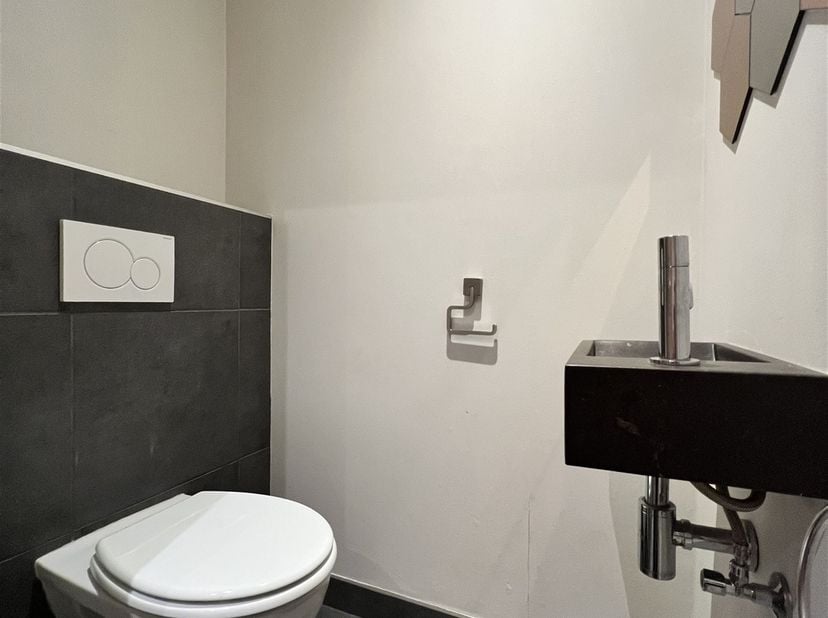 PRACHTIGE WONING (113m²) MET 2 SLAAPKAMERS, TERRAS EN TUIN.<br />
<br />
<br />
Indeling: <br />
(0) Inkomhal, gastentoilet, keuken, was en bergru