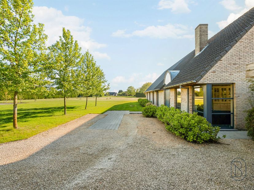 Welkom in deze unieke eigendom op een royaal perceel van maar liefst 6.339m². <br />
Hier geniet je van een zee aan ruimte, rust en privacy, omringd
