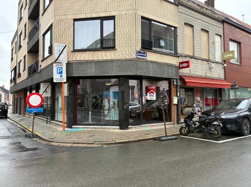 Waregem: handelsruimte te huur in het centrum. Handelsruimte gelegen in het centrum van Waregem met een totale oppervlakte van 75 m². Deze instapklare