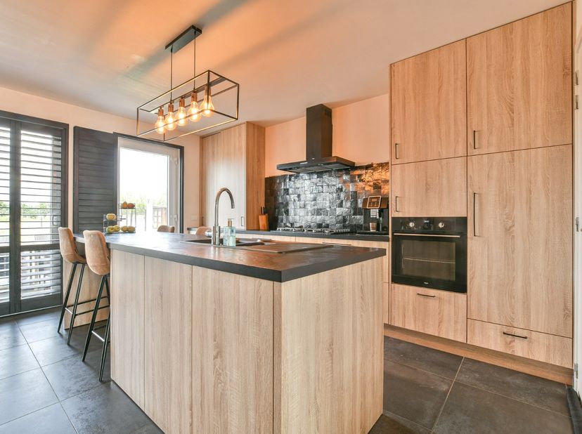 In de charmante badplaats De Haan, in de gegeerde wijk Vosseslag, bevindt zich deze recente halfopen bebouwing (2020) op een perceel van 443 m². De wo