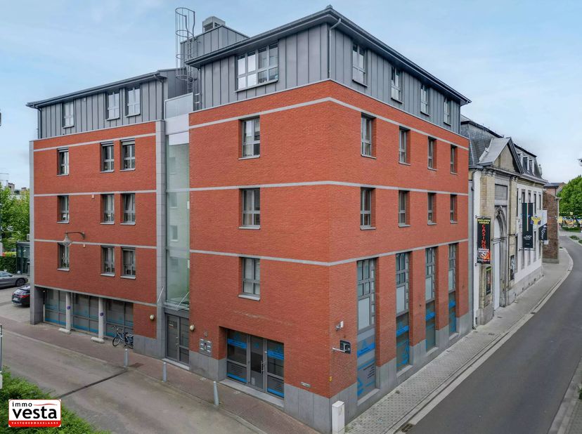 In het hart van Sint-Truiden bevindt zich dit moderne appartement van 111 m². Het beschikt over twee ruime slaapkamers en is ideaal voor gezinnen, kop
