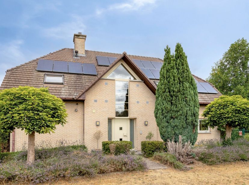 Ruime, energiezuinige gezinswoning met 5 slaapkamers op een perceel van 10a14 in een rustige doodlopende straat.<br />
<br />
Deze verrassend ruime ge