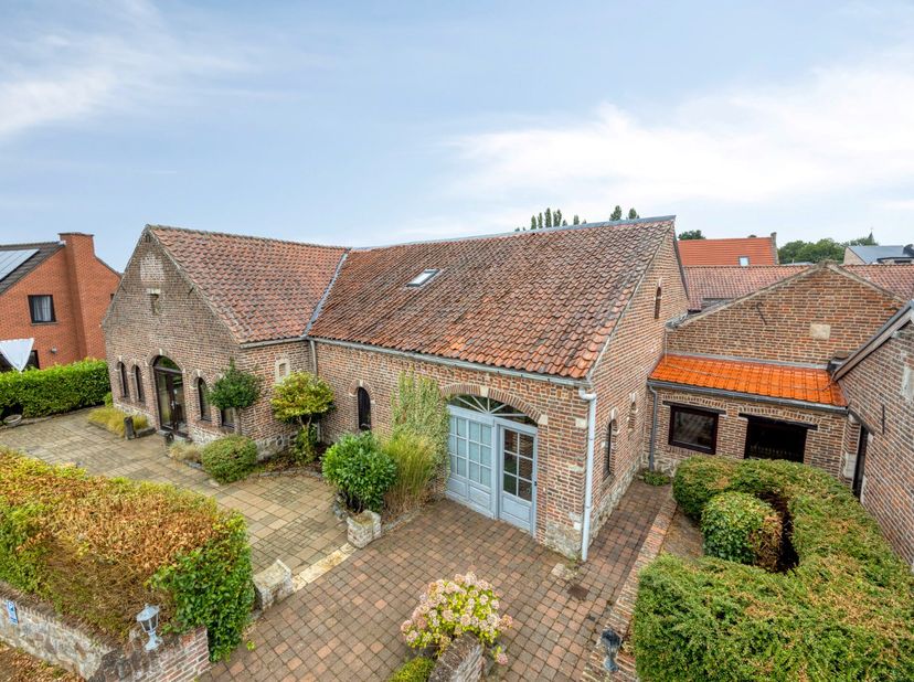 Deze zeer ruime woning met authentieke materialen in Tienen (Goetsenhoven) is deels gerenoveerd in 2026. Dit is een unieke kans! Dit voormalig restaur