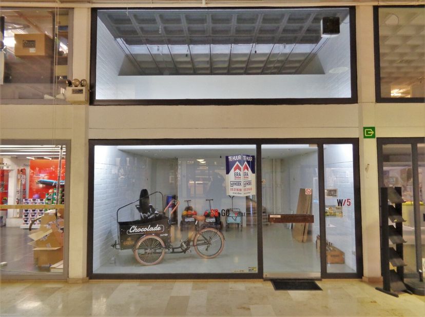 Te huur: handelspand in het hart van Mechelen, gelegen in het Bruulcenter.Dit handelspand bevindt zich op een uitstekende ligging in het centrum nabij
