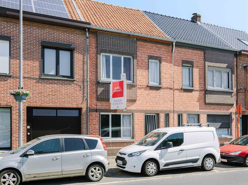 Vrasene - Située au coeur de Vrasene, cette maison à rénover avec jardin et passage arrière est une opportunité intéressante pour ceux qui recherchent