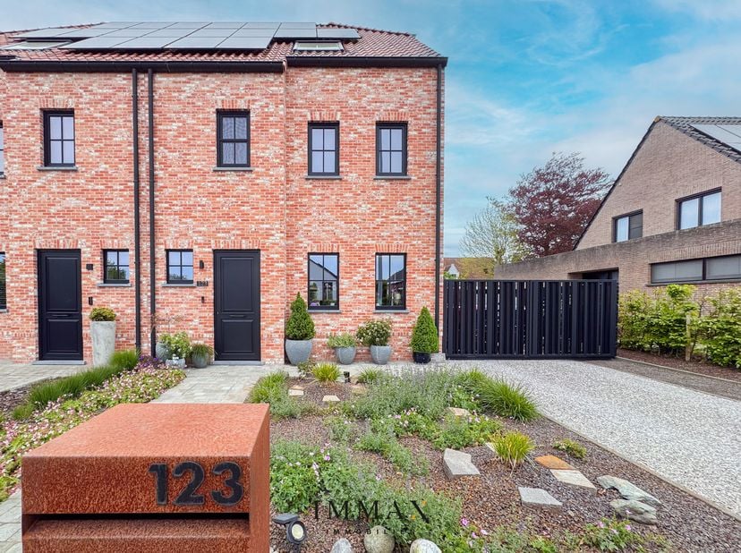 Instapklare pastorie nieuwbouwwoning met hoogwaardige afwerking en zuidoostgerichte tuin in het gegeerde Sint-Kruis!<br />
Met een uitzonderlijke EPC-