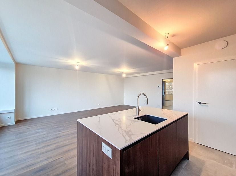 Dit ruime appartement (107 m²) is gelegen op de 4e verdieping in een volledig gerenoveerde residentie. Het appartement heeft heel wat troeven zoals ru