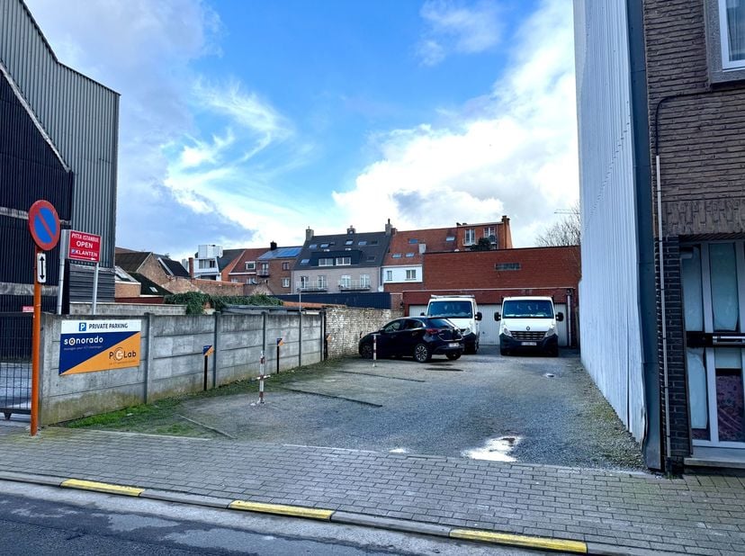 Oppervlakte: ca. 215 m²<br />
Afmetingen: ca. 8 m breedte x 26 m diepte<br />
<br />
In het hart van Deinze bieden wij deze interessante bouwgrond mom