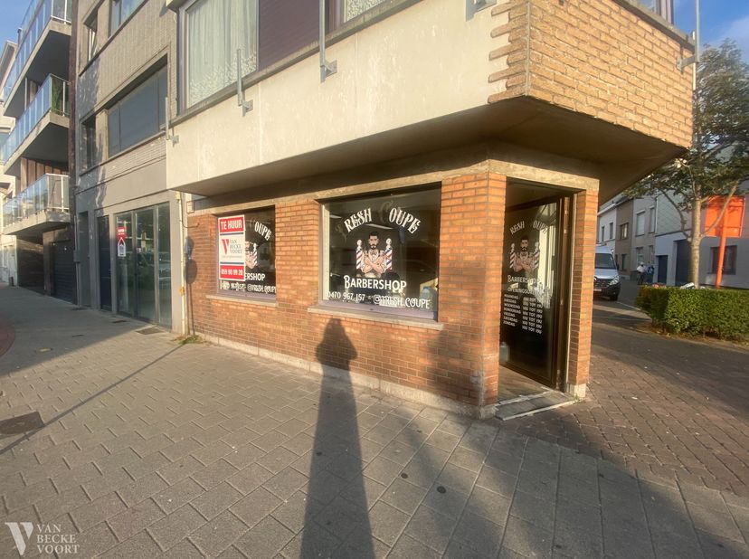 Commercieel gelegen hoekhandelsgelijkvloers - 35 m² bruikbare oppervlakte -&amp;nbsp;vlakbij de Wellington, scholen, CM, hairstudio, belangrijke invalsweg