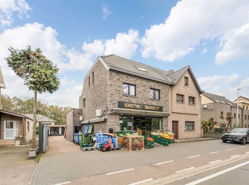 Instapklaar handelspand met moderne woonst op toplocatie!<br />
Wonen en werken combineren? Ontdek dit volledig gerenoveerde pand (2020) waar stijl, f