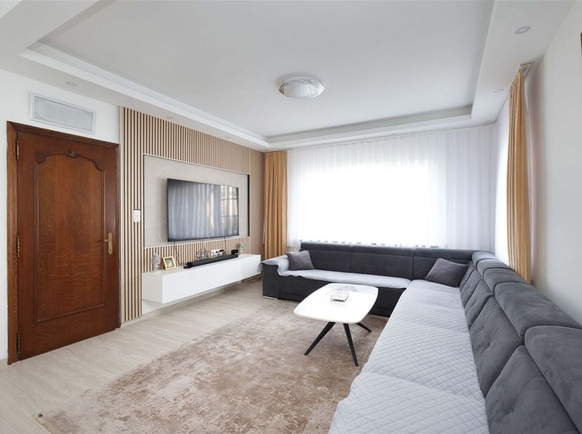 Charmante gezinswoning met 3 mogelijk 4 slaapkamers op een mooi hoekperceel van 5a 78ca<br />
<br />
Omgeving:<br />
+ Gelegen in de rustige en res